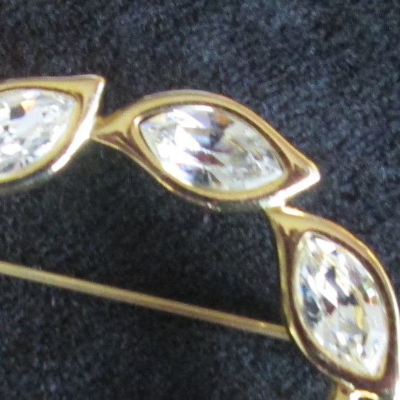 ๐ MONET GOLD ROUND SWARVORSKI CRYSTAL LEAF BROOCH โ VINTAGE ๐ - Picture 10 of 13